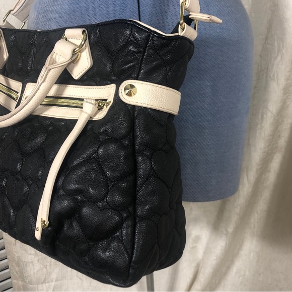 Betsy Johnson Oversized Roomy Quilted Heart Handbag Purse Crossbody Black Cream - Picture 6 of 15